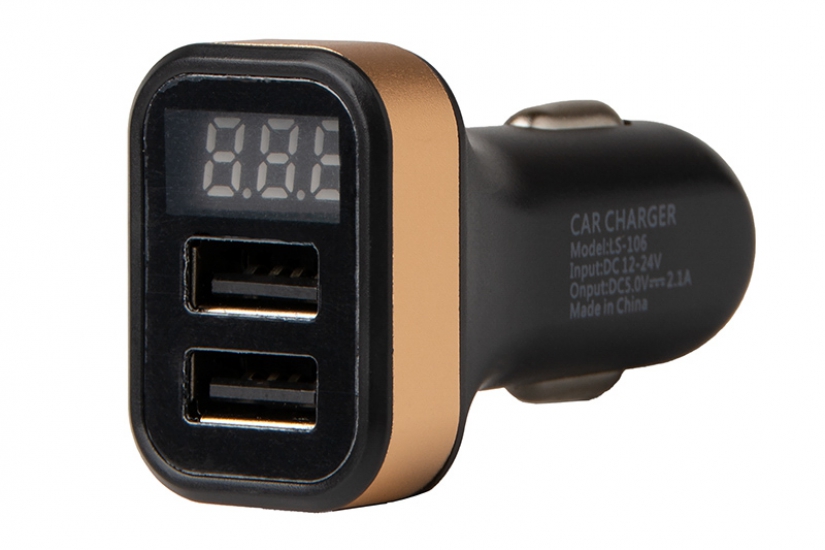 Автомобильное зарядное устройство с двумя USB-портами по 3.1А с индикацией бортового напряжения