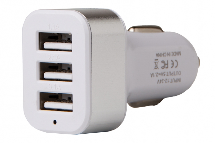 RV-033 Автомобильное зарядное устройство с тремя USB-портами 1.1А/2.1А/3.1А